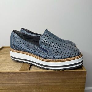 Summit by White Mountain Braxton platform slip-on shoe in blue leather